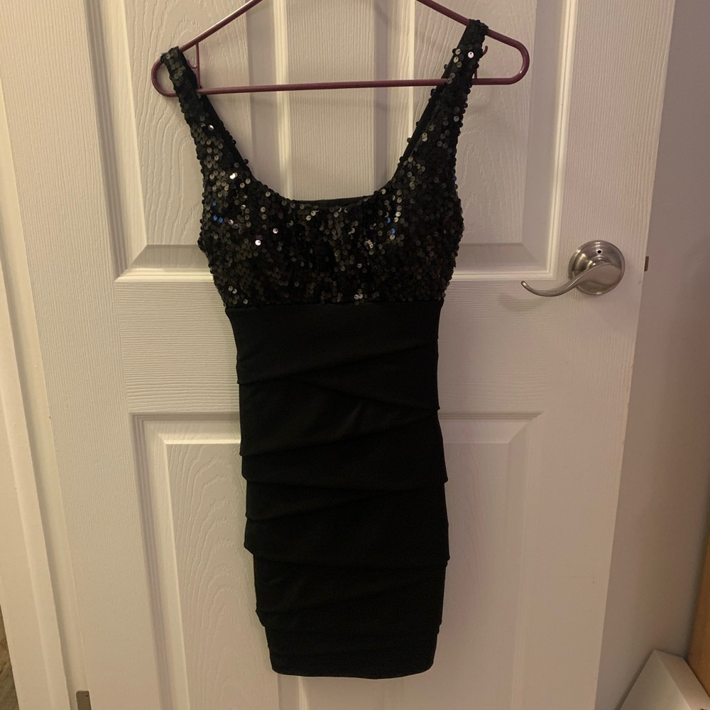 Junior’s black fitted dress